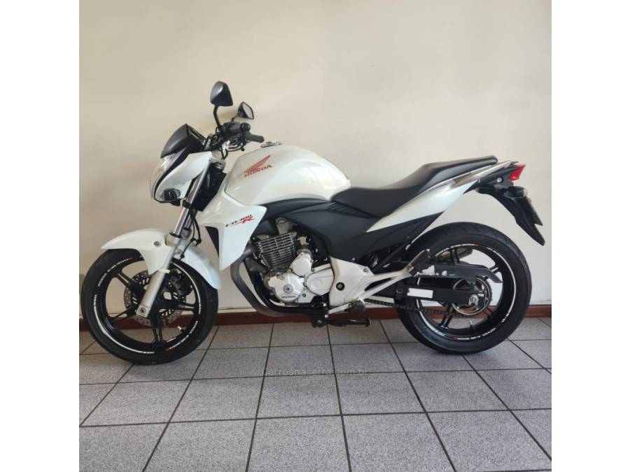 HONDA - CB 300R - 2014/2014 - Branca - R$ 15.900,00