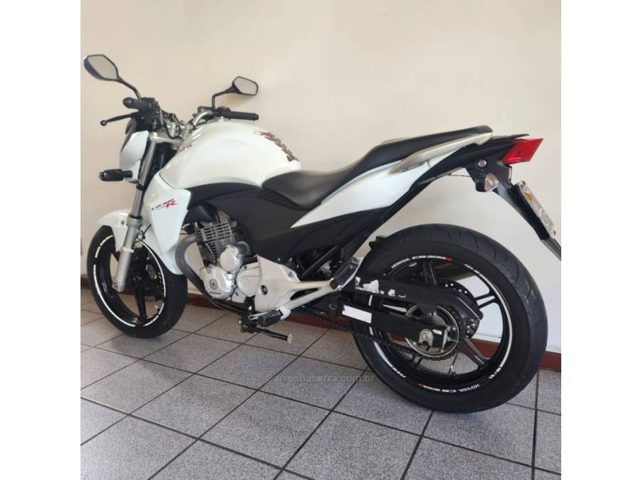 HONDA - CB 300R - 2014/2014 - Branca - R$ 15.900,00
