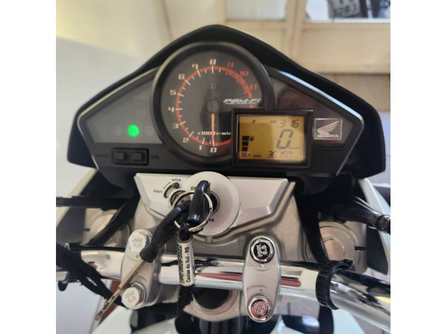 HONDA - CB 300R - 2014/2014 - Branca - R$ 15.900,00