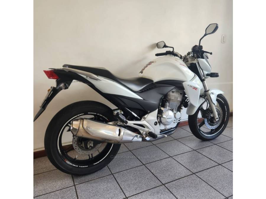 HONDA - CB 300R - 2014/2014 - Branca - R$ 15.900,00