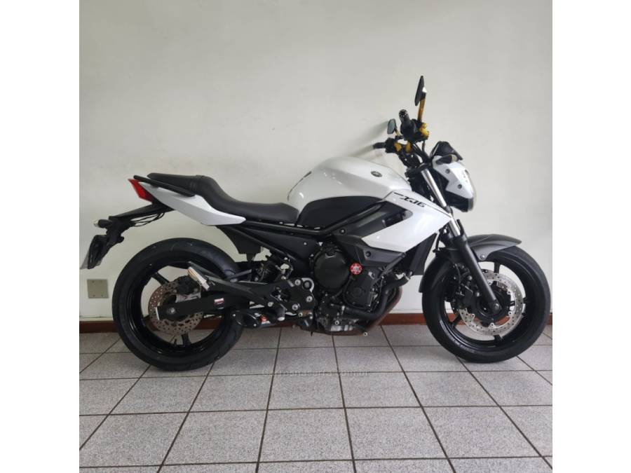 YAMAHA - XJ6 N - 2012/2013 - Branca - R$ 38.000,00
