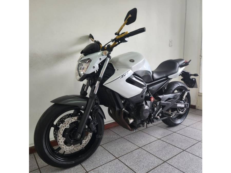 YAMAHA - XJ6 N - 2012/2013 - Branca - R$ 38.000,00