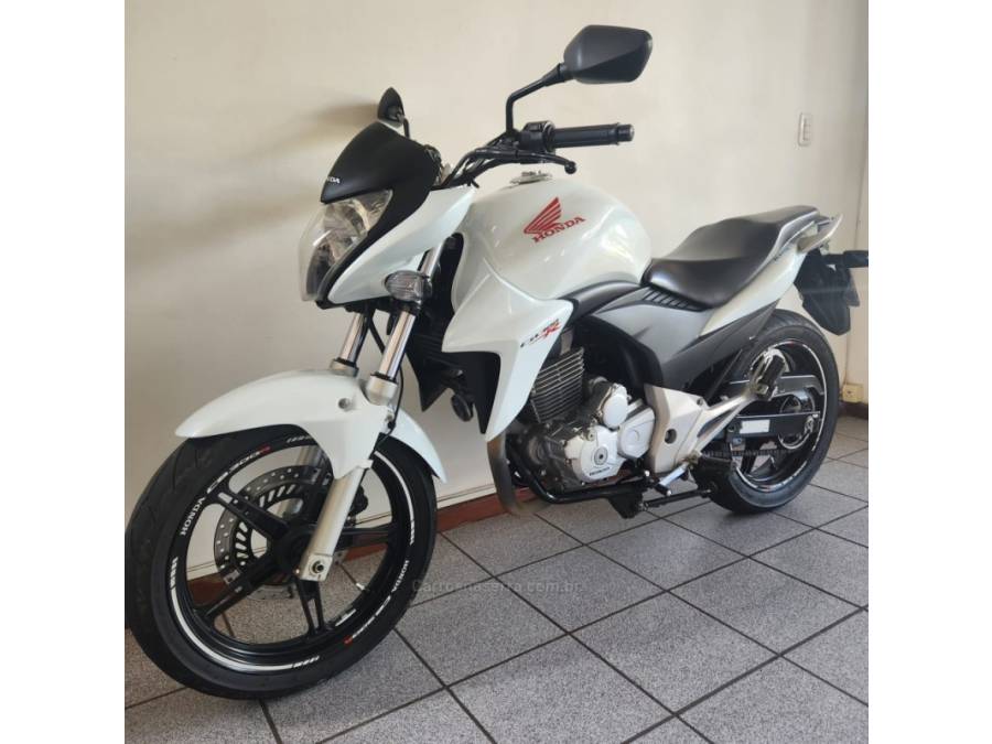 HONDA - CB 300R - 2014/2014 - Branca - R$ 15.900,00