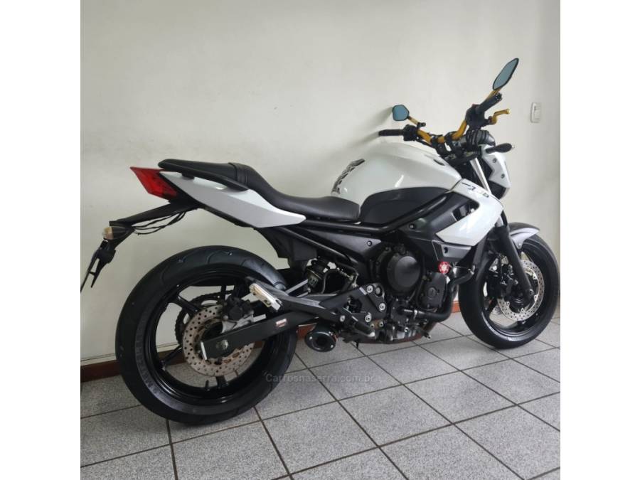 YAMAHA - XJ6 N - 2012/2013 - Branca - R$ 38.000,00