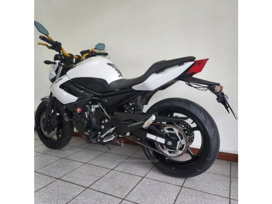 YAMAHA - XJ6 N - 2012/2013 - Branca - R$ 38.000,00