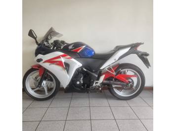 HONDA - CBR 250R - 2012/2012 - Branca - R$ 16.500,00